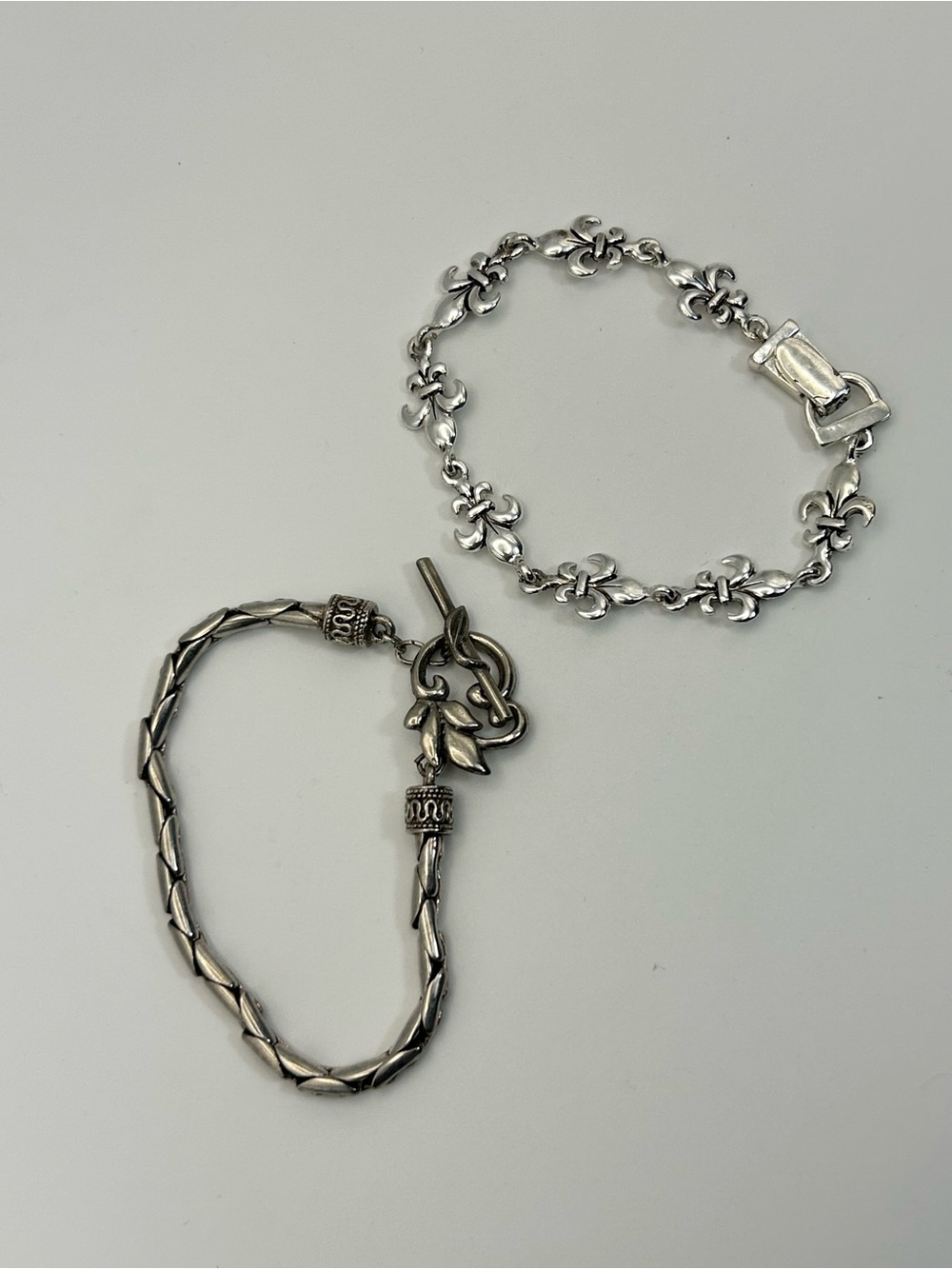 Silver-tone Bracelet Pair of 2 Fleur de Lis Link Leaf Charm Toggle Bracelet - Picture 4 of 9